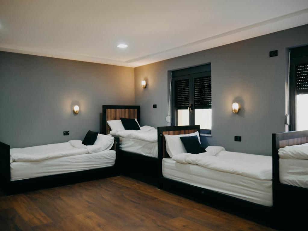 The Maze Hostel Tirana Zewnętrze zdjęcie